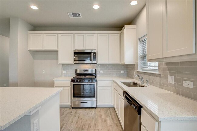 Building Photo - 108 Peruvian Ln