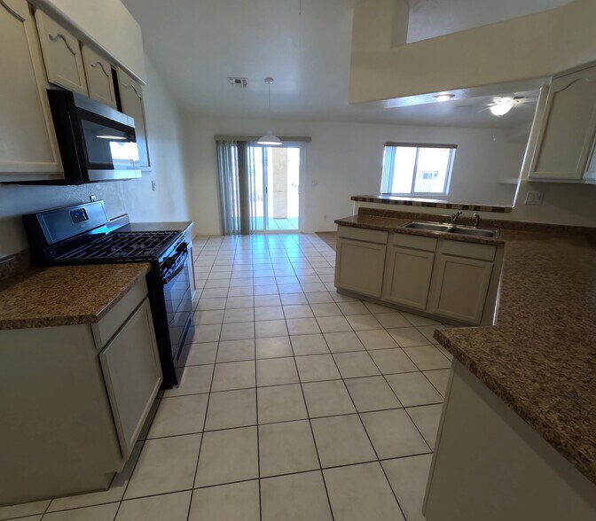 Building Photo - 2112 E Desert Lakes Dr