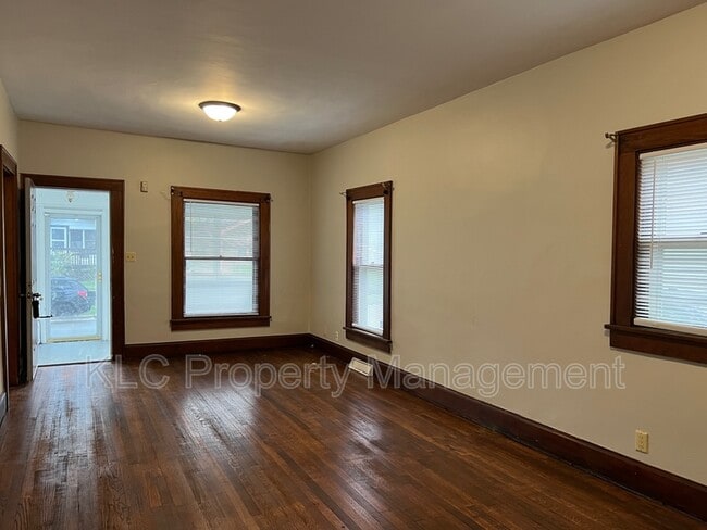 Building Photo - 3116 E 7th St