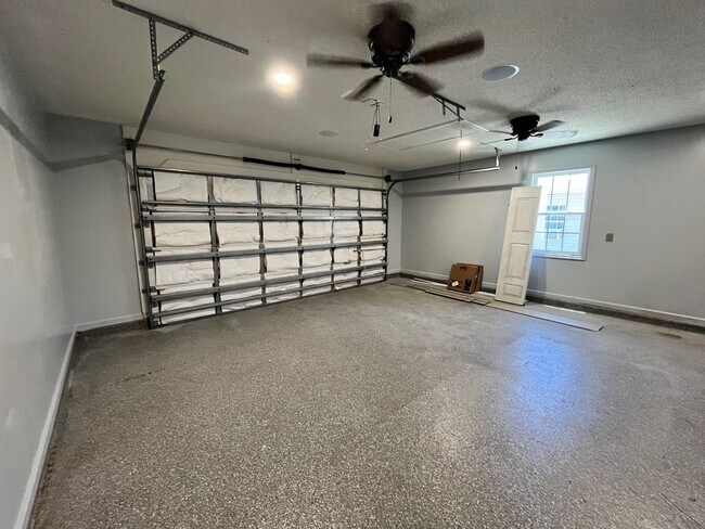 Building Photo - Great home avail in Hubert!  Mini split AC in garage perfect for personal gym!