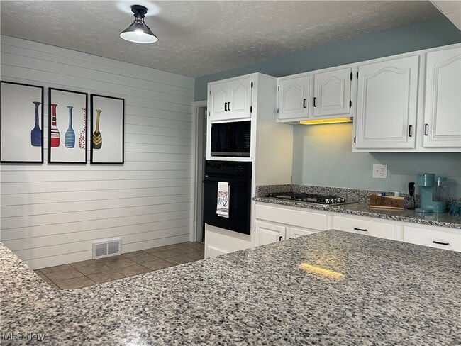 Building Photo - 2542 W 8th St