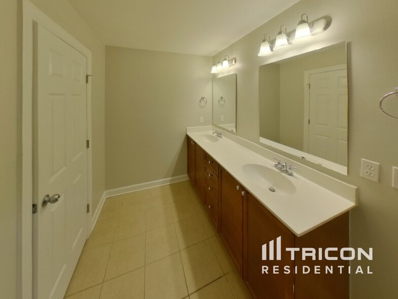 Building Photo - 3009 Kingston Cir N