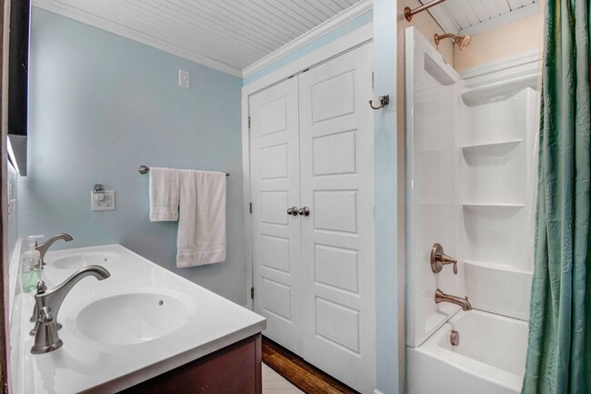 Building Photo - *FOR RENT* Beautifully Updated Home in Pri...