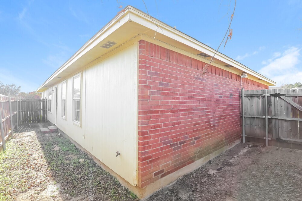 Building Photo - 9000 Christopher Cir