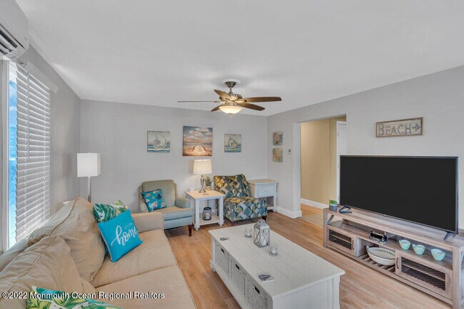 Building Photo - 1226 1/2 Briarwood Rd-