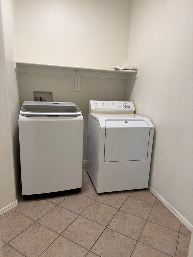 Building Photo - House For Rent