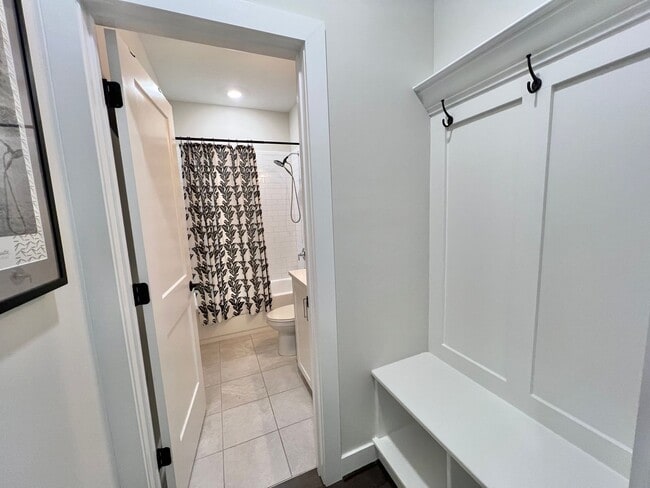 Building Photo - Stunning 3BD, 3.5BA Raleigh Townhome in a Walkable Community Near Tons of Shopping and Dining Opt...