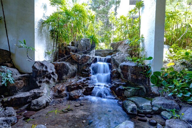 Building Photo - Hawaii Kai Condo with Resort-like Amenitie...