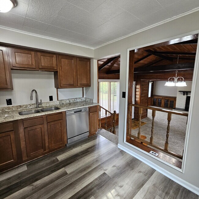 Building Photo - A cozy 2-bedroom, 1-bath home in the heart...