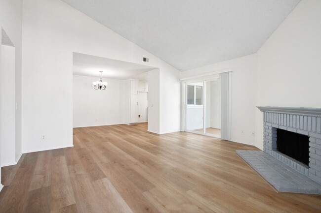 Building Photo - Ocean Views, Fully Remodeled Kitchen,Iconi...