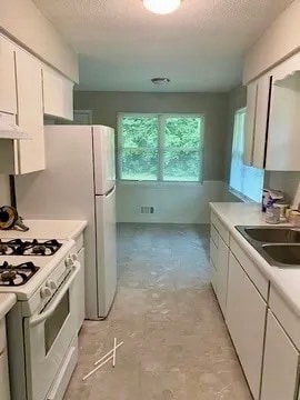 Kitchen - 415 S Sugar Creek Blvd