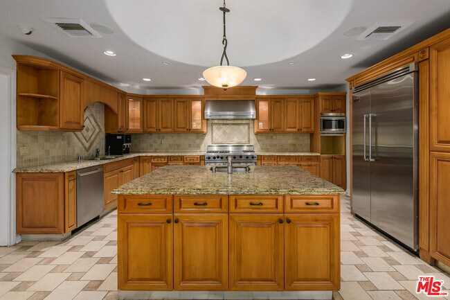 Building Photo - 8760 White Oak Ave