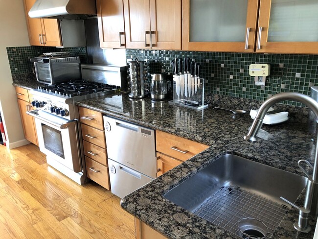 Building Photo - Elegant & Expansive Furnished 3 Bedroom/2 ...