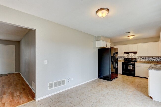 Building Photo - 347 W Cedar Dr