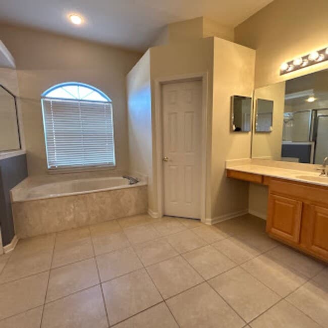 Building Photo - Spacious 3-Bed, 2-Bath Home. Patio. Amenities. Located just minutes from St Johns Town Center and...