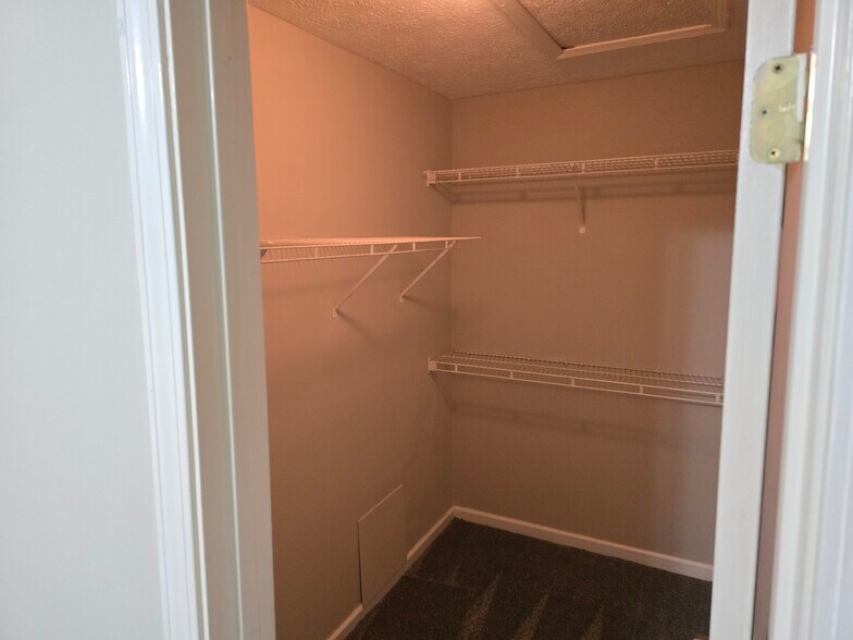 Master Bedroom Closet - 2016 Briar Trail Ct SW