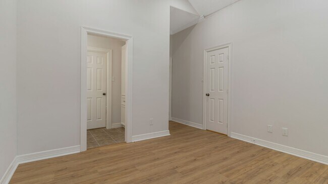 Building Photo - 14918 Plantation Oak Dr