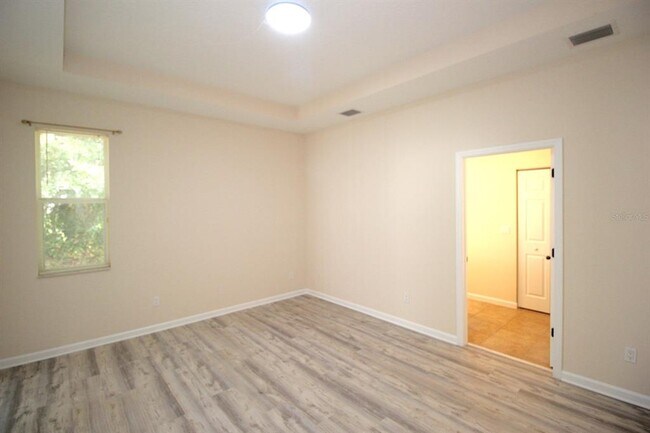 Building Photo - 60 Raintree Cir