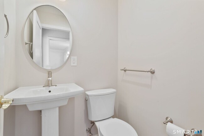 Building Photo - 815 Valley Rd