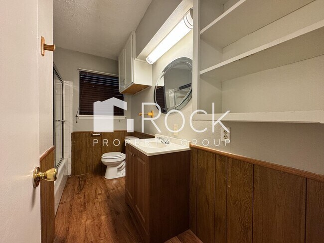 Building Photo - 3 Bedroom Home with Brand New Carpet *1/2 ...
