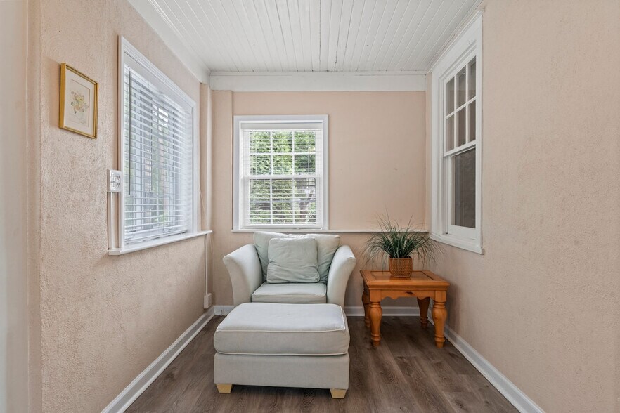 Building Photo - 42 Old Lancaster Rd