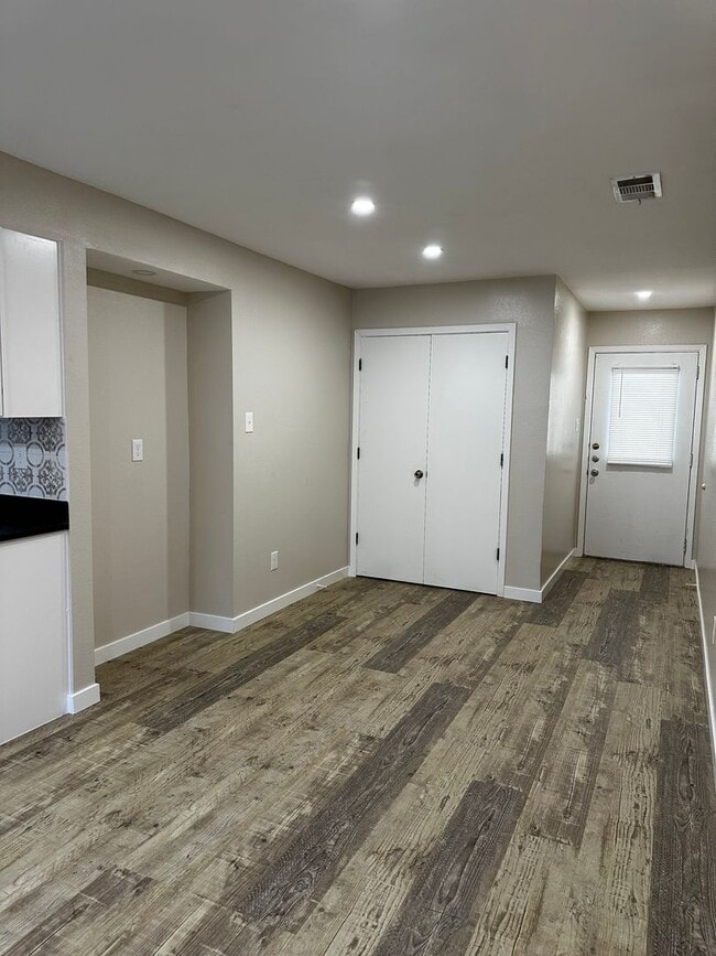 Building Photo - Beautifully updated 2 Bedroom duplex in PT