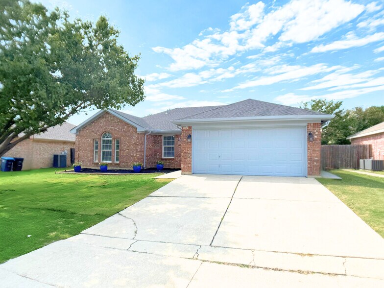 Building Photo - 3913 Periwinkle Dr