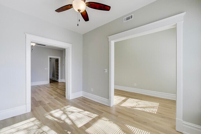 Building Photo - 2114 W Byron St