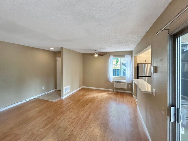 Building Photo - Beautiful 1BD/1BA W/ Reserved Parking in M...