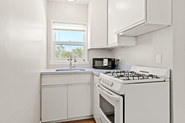 Building Photo - 170 Belleview Dr