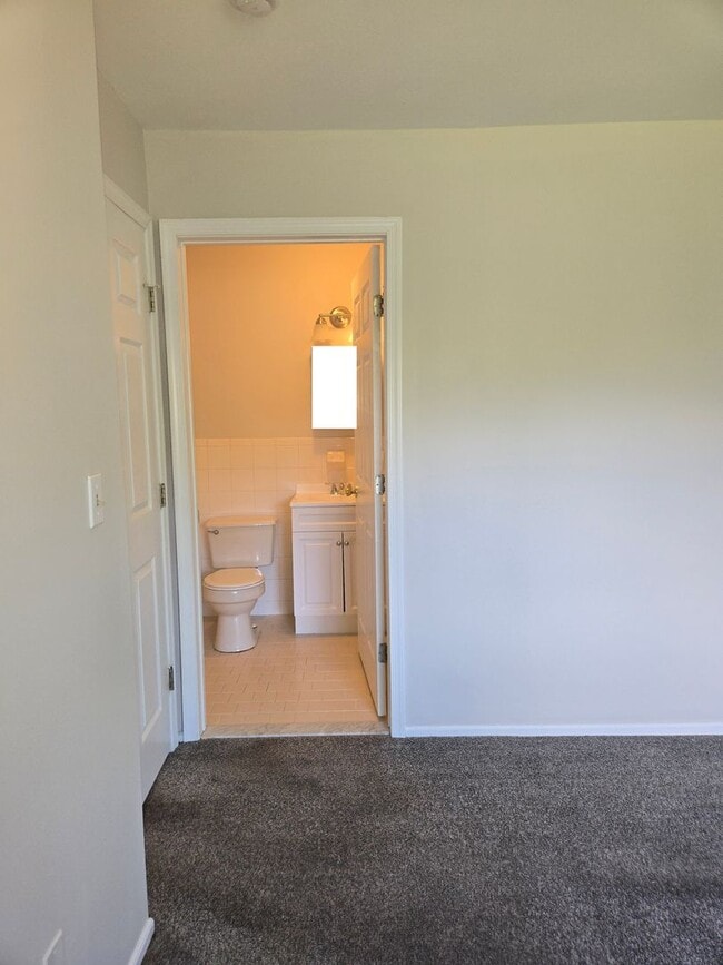 Building Photo - Commuter's delight! Freshly painted, 2-bed...