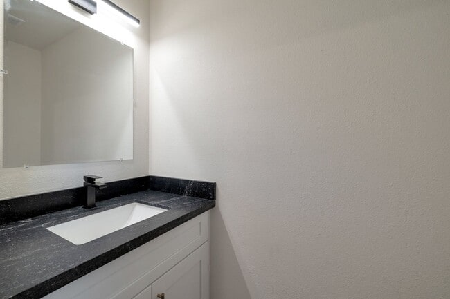 Building Photo - Large Trilevel home backing 60 with pool and close to ASU