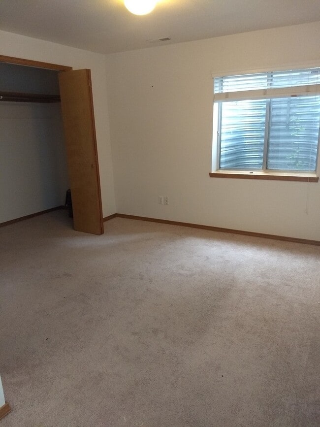 Building Photo - 4 Bed 2.5 Bath w/AC off Rangewood/Vickers ...