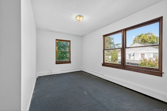 Building Photo - 33 Guilford St