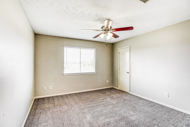 Building Photo - 518 Foxglove Dr