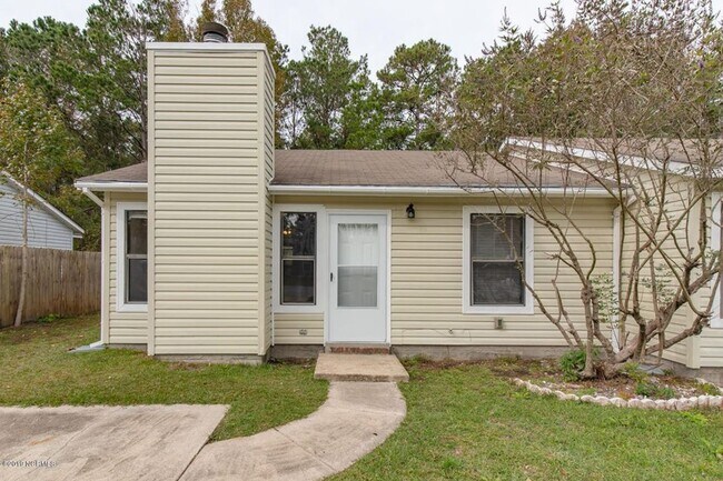 Building Photo - 2 Bedroom, 2 Bathroom Home