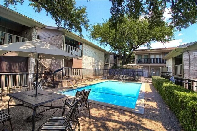 Building Photo - 1304 Summit St