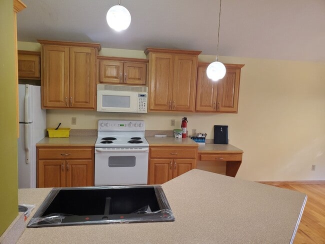 Building Photo - 3 bedroom 3 bath, 2car gar, balcony deck a...