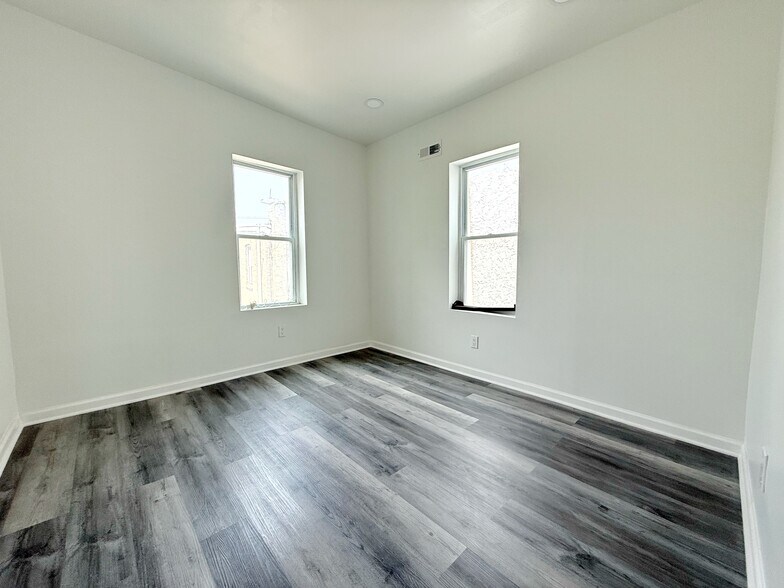 Building Photo - 1520 S Myrtlewood St