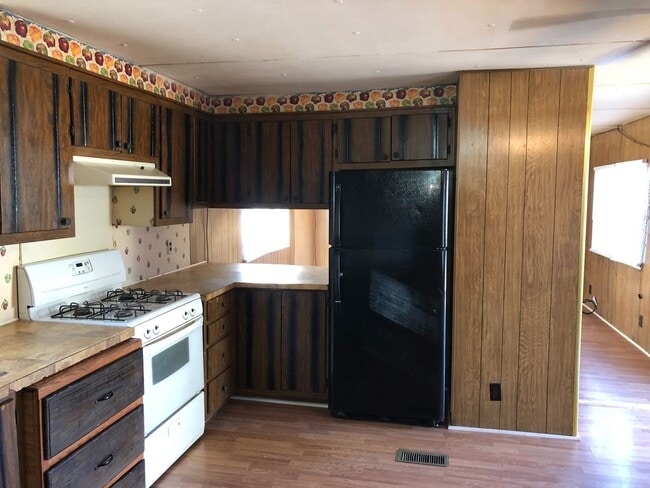 Building Photo - Trailer house; 3 bed, 2 bath