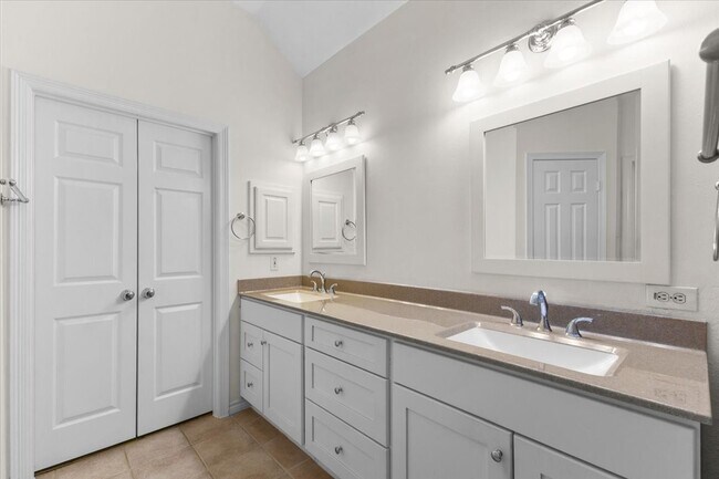 Building Photo - 9406 Laurel Wind Ct