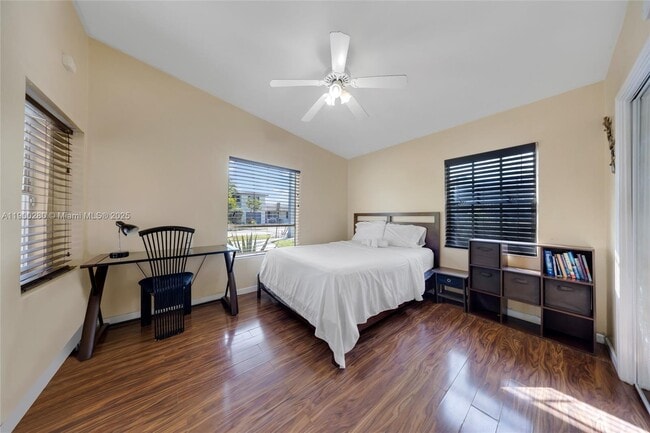 Building Photo - 526 S 28th Ave