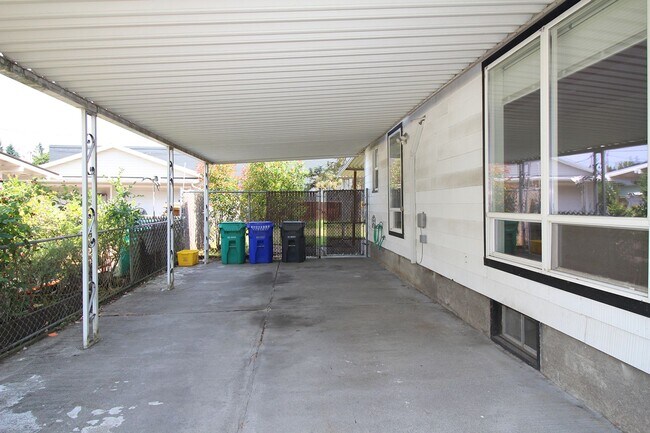 Building Photo - UNIVERSITY LIVING - Beautiful 5 Bedroom Ho...