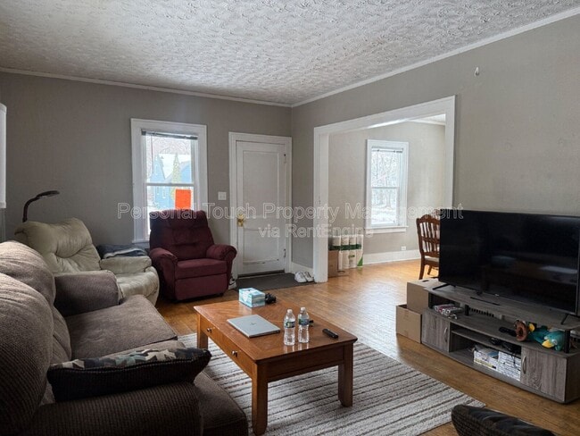 Building Photo - 606 5th St S