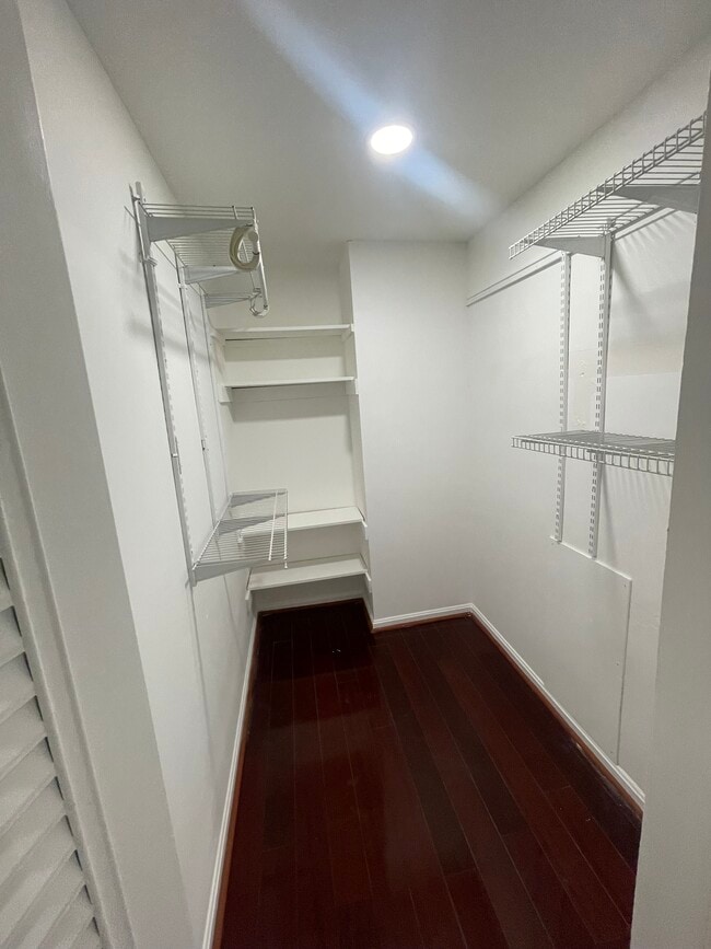 Building Photo - 14 Canterbury Sq