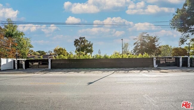 Building Photo - 22616 Oxnard St