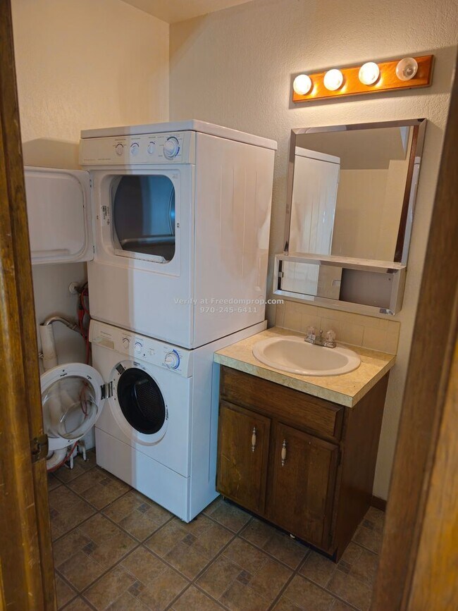 Building Photo - Great 2 bedroom 1.5 bath Duplex on the Red...