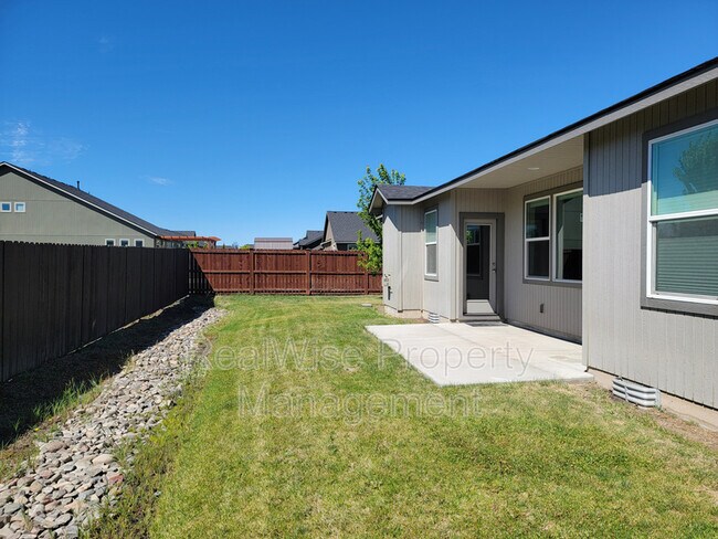 Building Photo - 2482 NW Glen Oak Ave