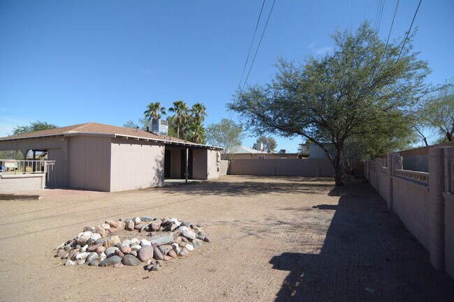 Building Photo - Charming 3 Bedroom 1 Bath House! Great East/Central Tucson Location