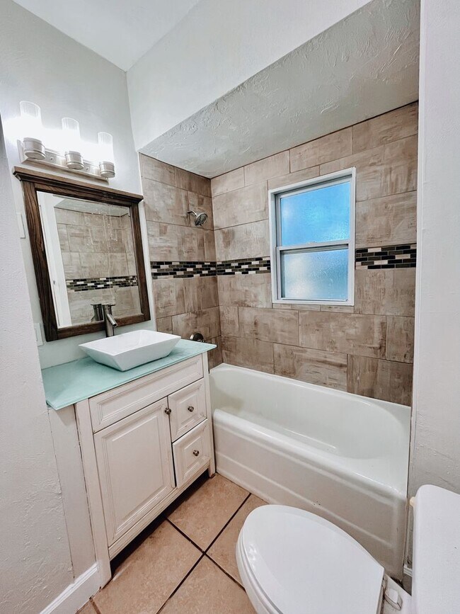 Building Photo - 3 BED/2 BATH Historic Home Available NOW!